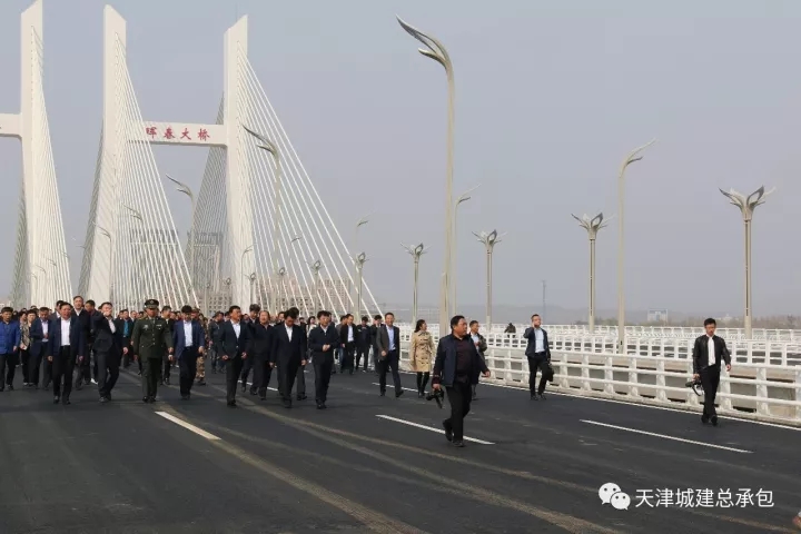 二分公司琿春大橋建設(shè)項(xiàng)目舉行通車(chē)儀式